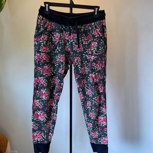 Size M black with rose print joggers